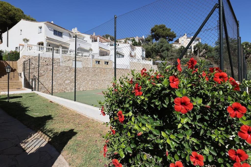 Quaint 2 Bedroom Townhouse With Pool Close To Sea! Benalmádena Dış mekan fotoğraf
